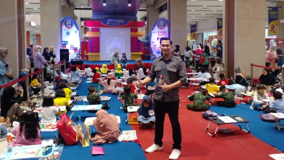 MERIAH: Supervisor Plaza Asia Sumedang Aep Rahman di tengah Puluhan anak-anak TK di Sumedang mengikuti Lomba mewarnai di lantai dasar Asia plaza Sumedang Minggu, (28/5).