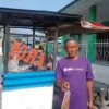 RESAH: Pedagang Cilor Keliling Jajat Sudrajat  (58 thn) mengeluh dengan kenaikan telur yang terus menerus.