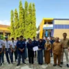 APRESIASI: Photo bersama Kepala SMK Informatika Sumedang Dr E Sulyati MPd, bersama tim siswa peraih juara pertama lomba FL2SN mata lomba film pendek, Senin (29/5).