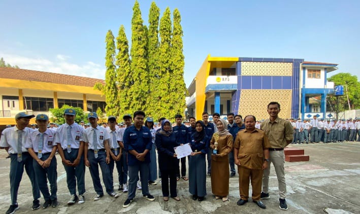 APRESIASI: Photo bersama Kepala SMK Informatika Sumedang Dr E Sulyati MPd, bersama tim siswa peraih juara pertama lomba FL2SN mata lomba film pendek, Senin (29/5).