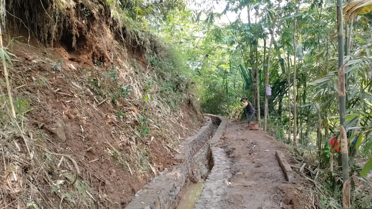 Warga Bantu Bangun Saluran Irigasi