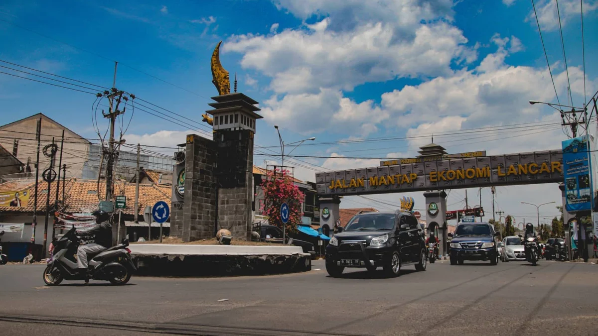 Tugu Kujang di Bunderan Kadipaten