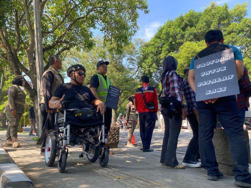 Menuju Kota Inklusif, Komunitas Disabilitas Audit Trotoar Inklusi di Bandung