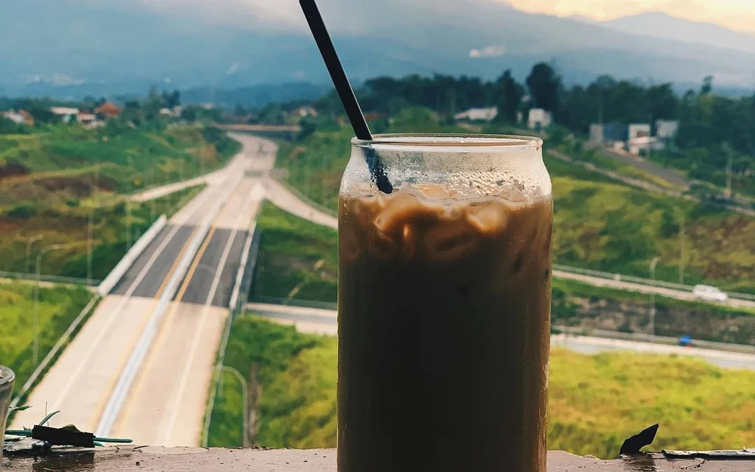 Viral Banget! Tempat Nongkrong di Sumedang dengan Pemandangan Tol Cisumdawu yang Instragamable!