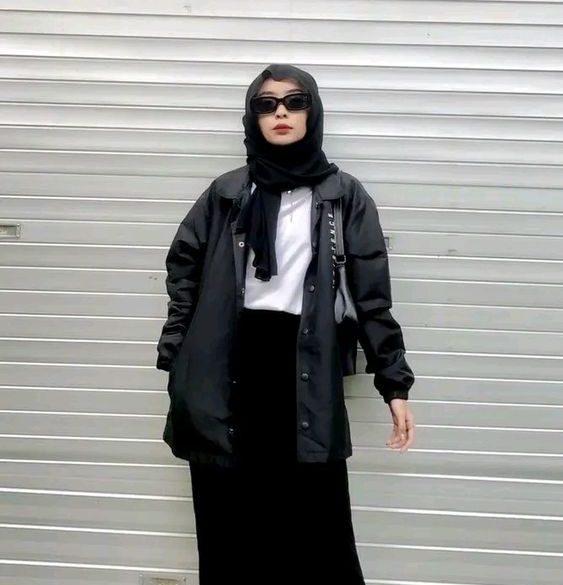 Kulit Terlihat Lebih Cerah! Yuk Intip Baju Hitam Cocok Dengan Jilbab Warna Apa