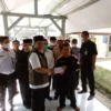 Wagub Jabar Serahkan Bantuan Santri Korban Kecelakaan Moge