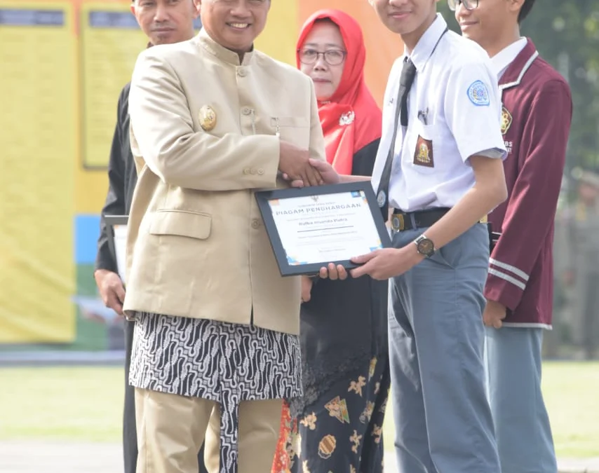 Wagub Jabar Berikan Penghargaan Siswa dan Guru Berprestasi