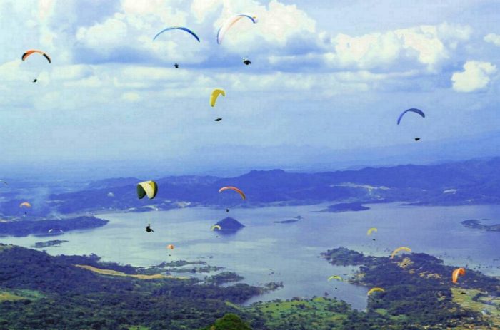 Indahnya Waduk Jatigede dari Sudut Pandang Atlet Paralayang di Atas Awan Kabupaten Sumedang