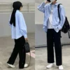 Baju Biru Muda Cocok dengan Celana Warna Apa