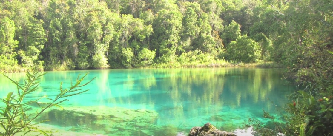 Keindahan Danau Ayamaru Bikin Kalian Betah