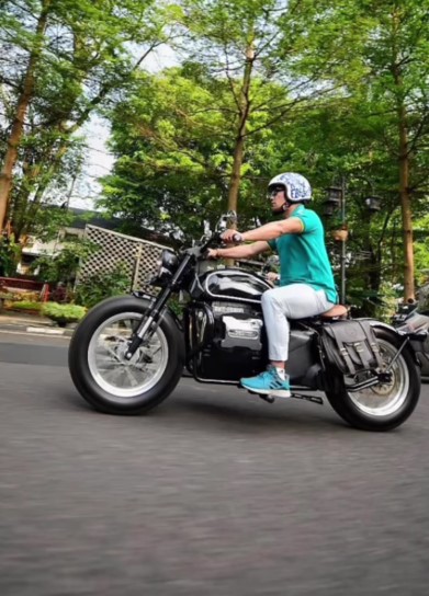 Kece Abis Ridwan Kamil Menunggangi Motor Listrik Bergaya Bobber