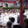 Gubernur Jawa Barat Ridwan Kamil saat berada ditengah-tengah ribuan pelajar di SMAN 1 Cigombong, Kabupaten Bogor, Jum'at (31/3). (Yudha Prananda / Jabar Ekspres)