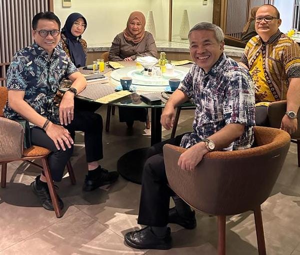 Dr Aqua Dwipayana sedang sarapan bersama Kepala Dinas Perkebunan Provinsi Jawa Timur Heru Suseno dan jajaran di Hotel Golden Tulip Holland Resort Batu (foto; istimewa)