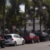 BERJEJER: Mobil parkir sembarangan memakan batasan jalan di Jalan Prabu Geusan ulun, tanpa mengidahkan rambu-rambu dilarang parkir yang terpasang Sabtu, (3/6).