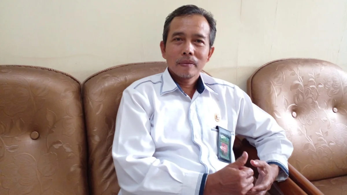BERI KETERANGAN: Panitera PA Sumedang Maman Suherman SAg MH. Saat memaparkan jumlah perkara di PA Sumedang kepada Sumeks, baru-baru ini.
