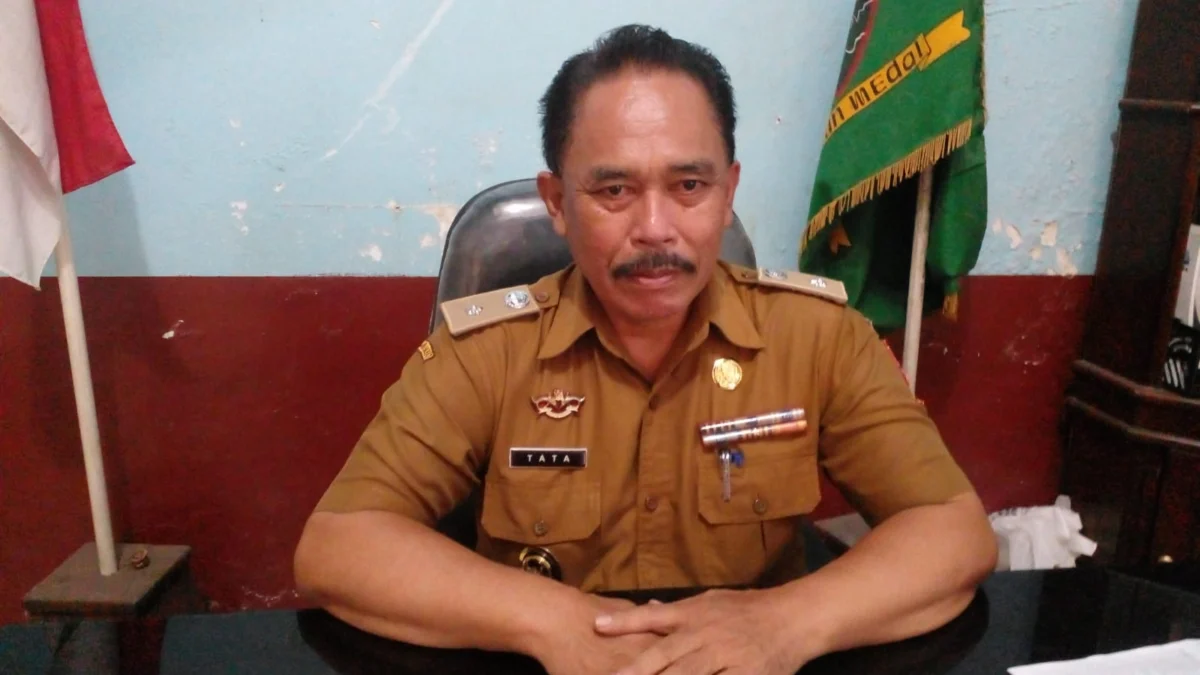 BERI KETERANGAN: Kepala Desa Jatihurip Tata saat ditemui Sumeks di kantornya baru-baru Ini.