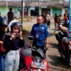 Turun tangan: Kepala Samsat Sumedang Widianto Nugroho Adi ST MT., saat memimpin operasi pemeriksaan pajak kendaraan bermotor, di Terminal Ciakar, Kecamatan Sumedang Utara, kemarin.