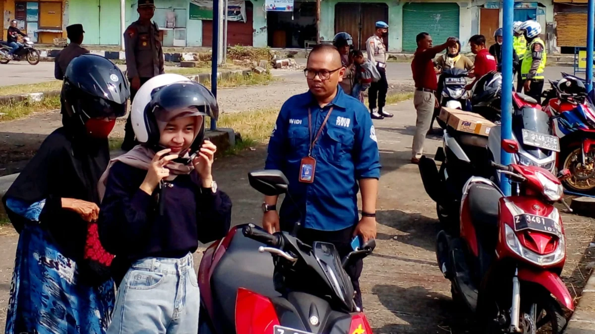 Turun tangan: Kepala Samsat Sumedang Widianto Nugroho Adi ST MT., saat memimpin operasi pemeriksaan pajak kendaraan bermotor, di Terminal Ciakar, Kecamatan Sumedang Utara, kemarin.