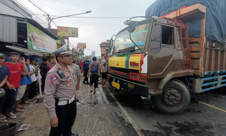 AKP Yudi Sadikin S IP ,saat monitoring evakuasi truk yang kecelakaan di Cimalaka.