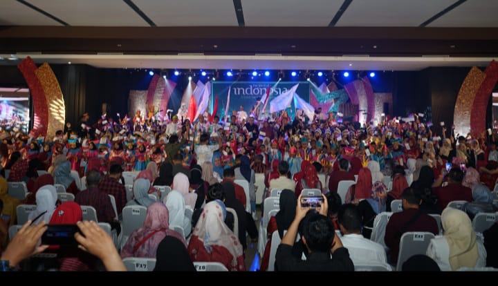 Caption SPEKTAKULER: Kemeriahan Konser Insan Sejahtera yang digelar Di Graha Plaza Asia Sumedang. Sabtu