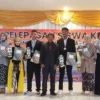 Kepala SMP Negeri 4 Sumedang, Soni Darma Jatnika SPd poto bersama sepuluh siswa terbaik pada acara Pelepasan kelas lX di Islamic Center. Sabtu (17/6)