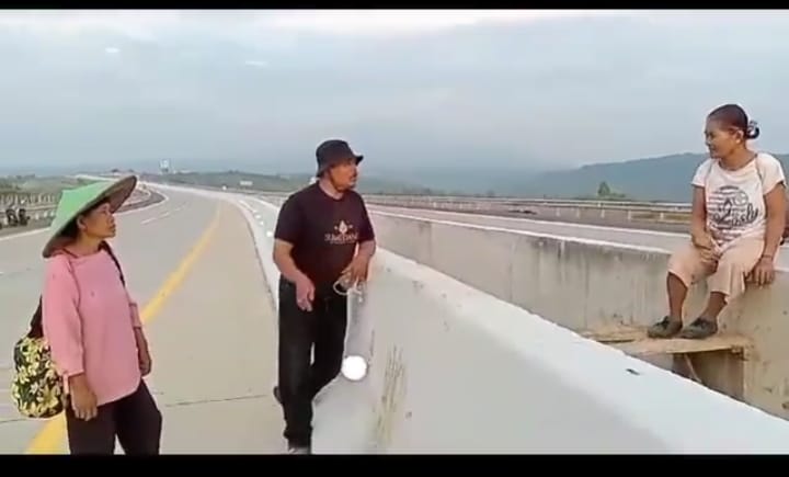 Viral! Warga Ujungjaya Harus Memanjat Jalan Tol Cisumdawu untuk Menyebrang