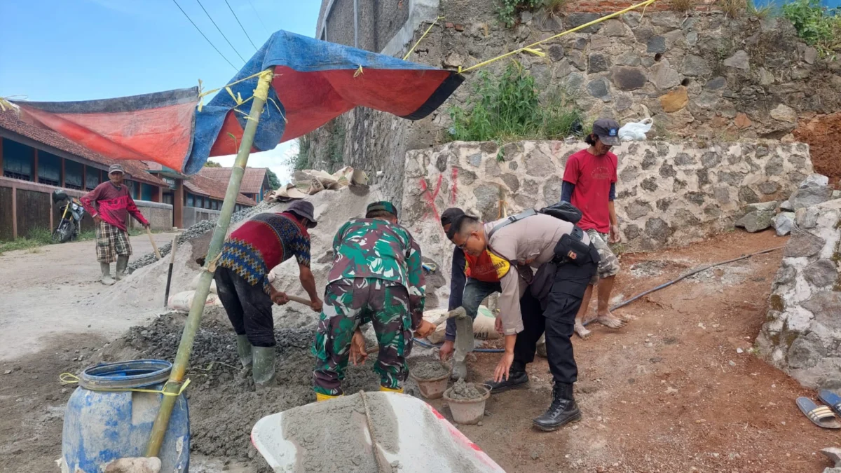 Sejumlah Warga Desa Sindanggalih Bangun Jalan ke Makam