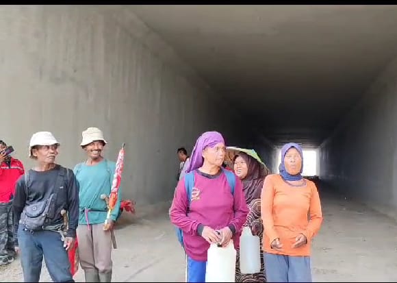 Ada Underpass, Warga Memilih Nyebrang Jalan Tol, Alasan Jarak Terlalu Jauh dan Memutar