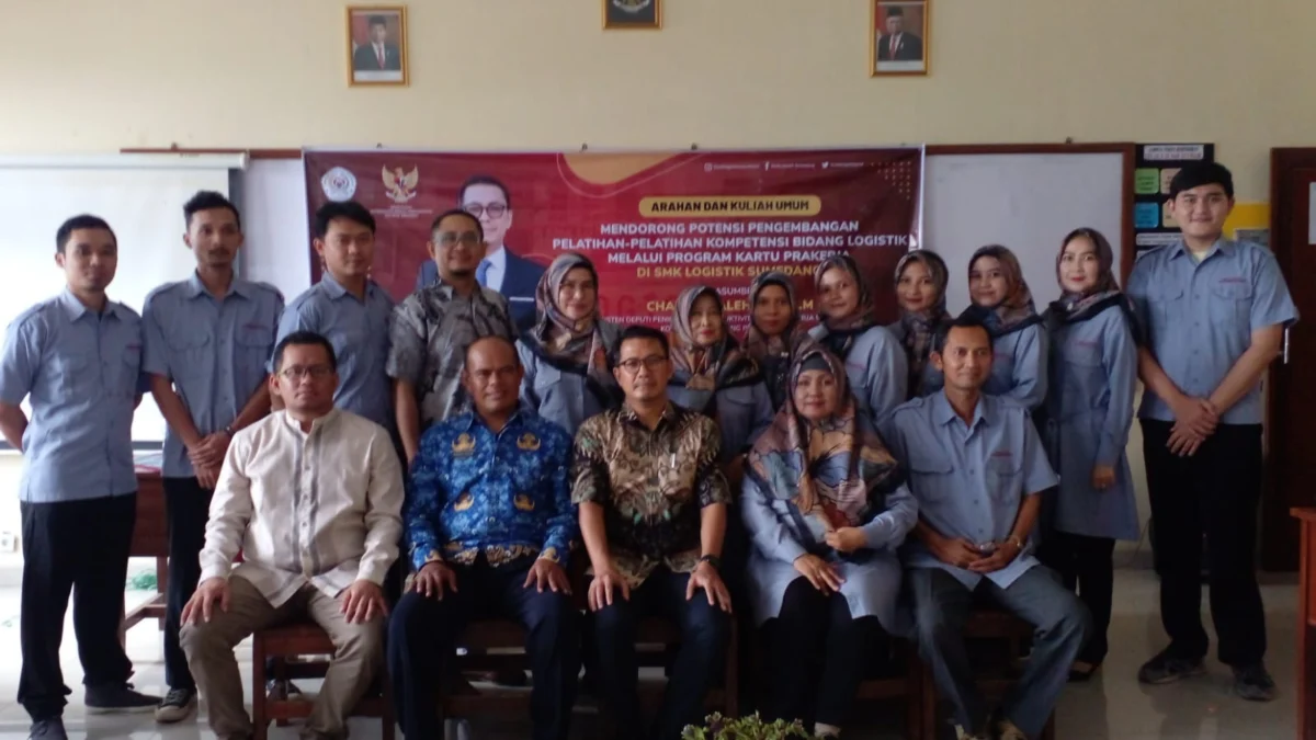 PENUH SEMANGAT: Photo bersama Asisten Deputi Bidang Peningkatan Produktivitas Tenaga Kerja Kemenko Chaerul Saleh SH LL M (Tengah) dengan pihak sekolah SMK Logistik Sumedang.(istimewa)