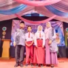 DI PANGGUNG: Kepala Sekolah SDN Karapyak 1, Eva Walipah MPd (kanan), dengan Wali kelas 6 B, Nana Suyatna SPd (kiri) beserta dua murid berprestasi di SDN Karpyak 1 Sumedang.