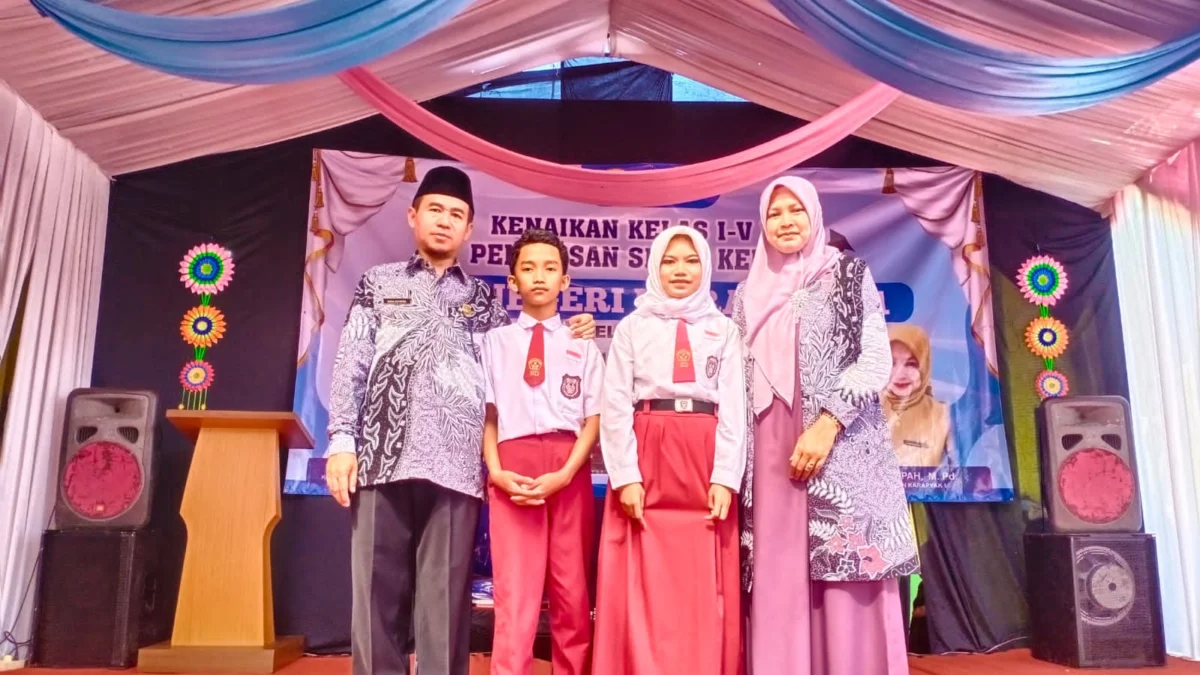 DI PANGGUNG: Kepala Sekolah SDN Karapyak 1, Eva Walipah MPd (kanan), dengan Wali kelas 6 B, Nana Suyatna SPd (kiri) beserta dua murid berprestasi di SDN Karpyak 1 Sumedang.