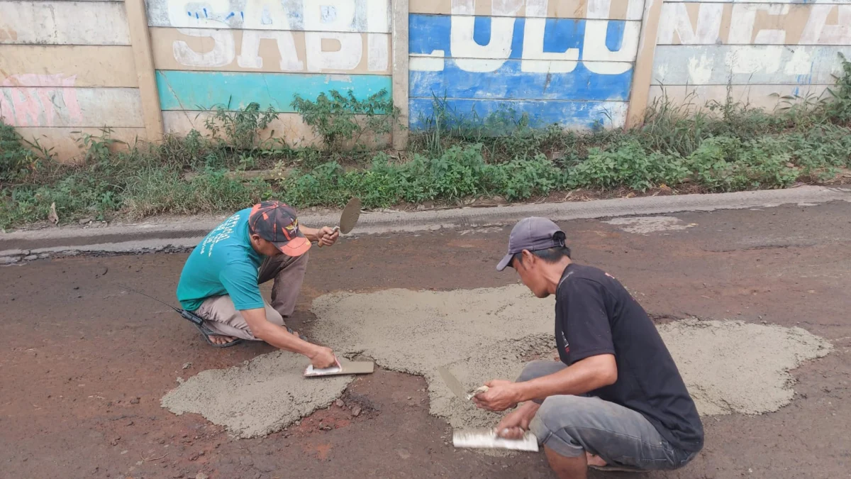 Warga Tambal Jalan Berlubang Sepanjang 1 KM Milik Kabupaten Bandung Menuju Tempat Wisata Curug Sindulang