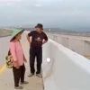 VIRAL! Ini Alasan Emak-emak Seberangi Jalan Tol Cisumdawu