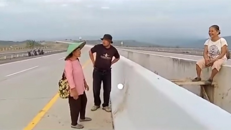 VIRAL! Ini Alasan Emak-emak Seberangi Jalan Tol Cisumdawu