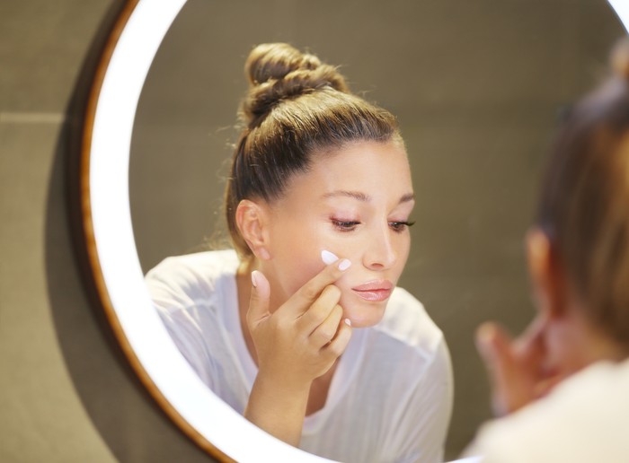 JANGAN ASAL! Ini Urutan Memakai Skincare Malam yang Benar