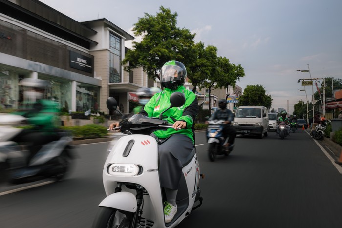 Tidak Perlu Beli, Ini Cara Sewa Motor Listrik di Gojek, Grab, dan inDrive