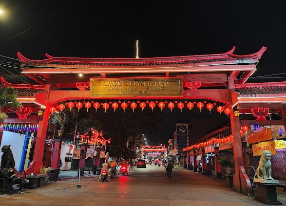 Jalan Malam Bareng Ayang di Lawang Suryakencana Kawasan China Town Wisata Bogor Dekat Stasiun Bogor