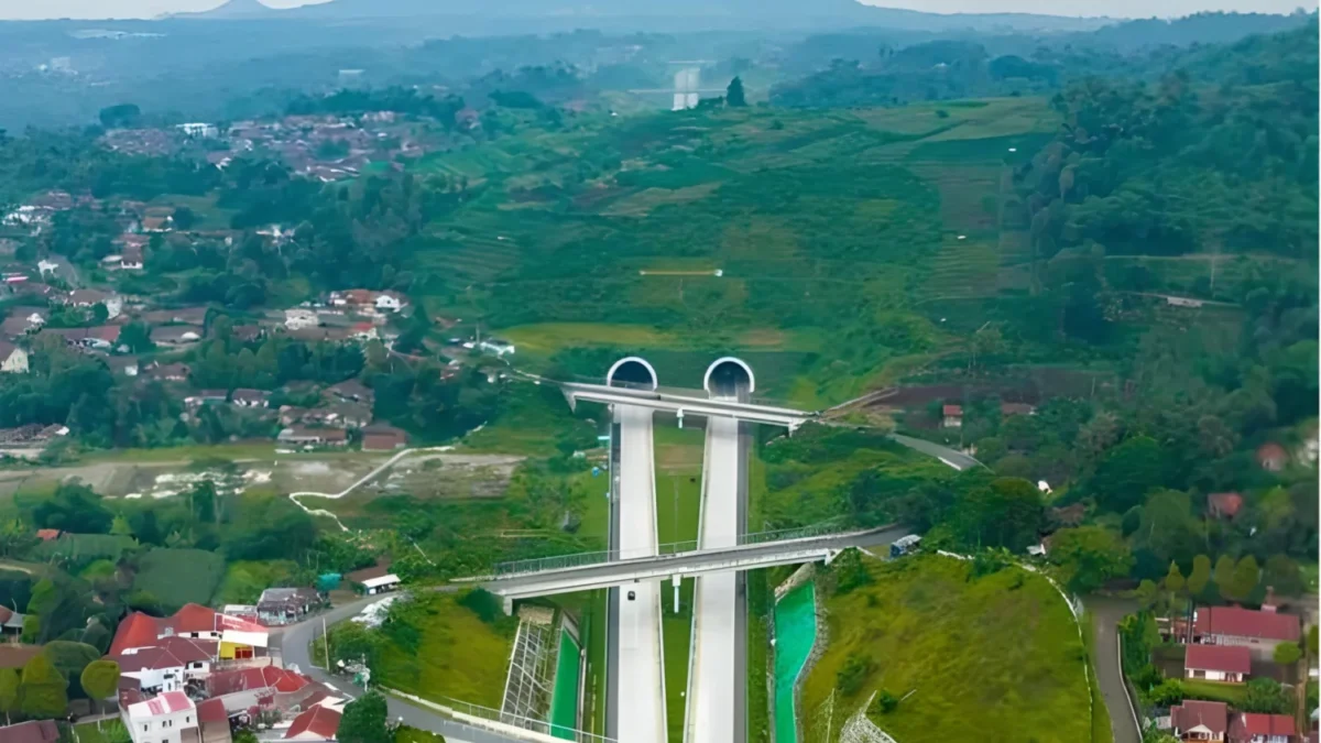 Tol Cisumdawu Membentang Sepanjang 61,75 Kilometer dengan Pemandangan Gunung Geulis dan Gunung Manglayang