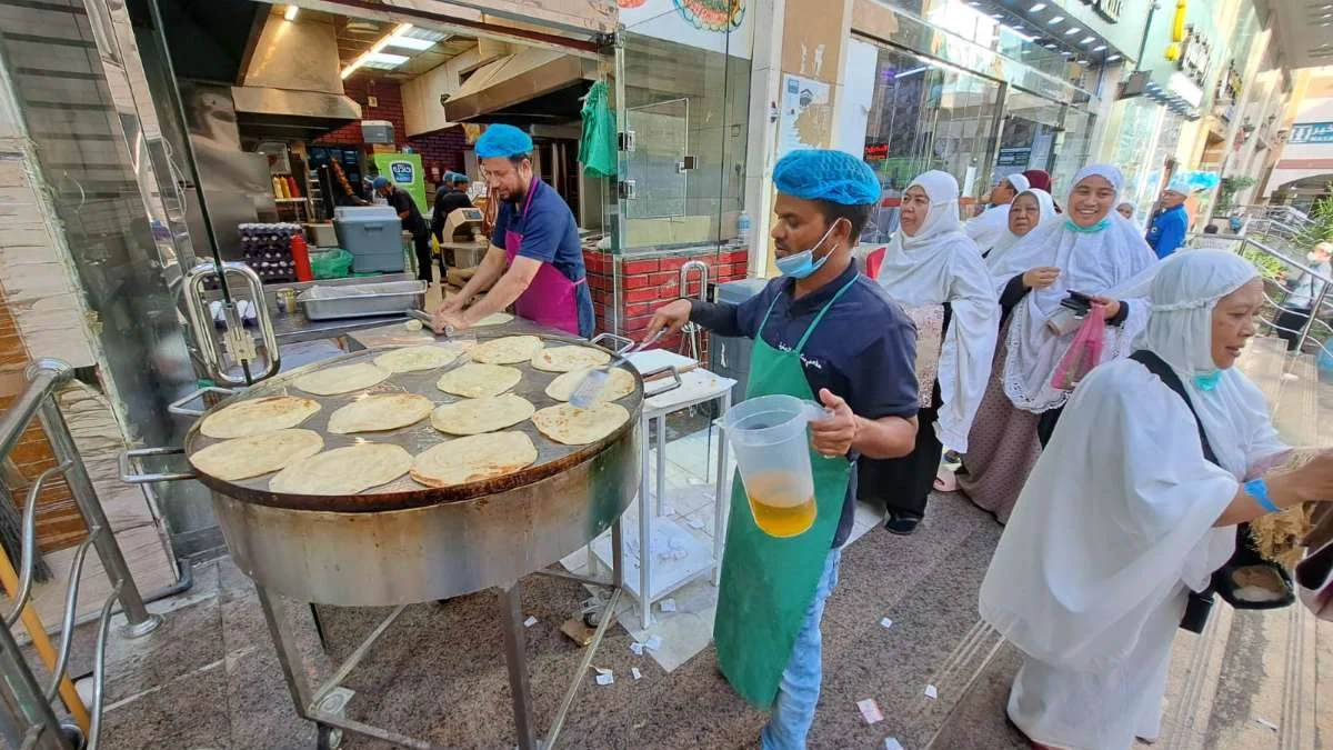 KABAR JABAR DARI ARAFAH Jemaah Haji Jabar Berburu Makanan Indonesia Sampai Mancanegara