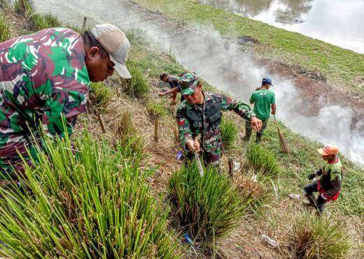 Satgas Sektor 8 Citarum Merapihkan Tanaman Vertivel Pencegah Longsor