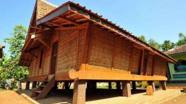 6 Rumah Adat Jawa Barat : Dinamai Nama-nama Hewan, Ada Badak dan Anj*ng