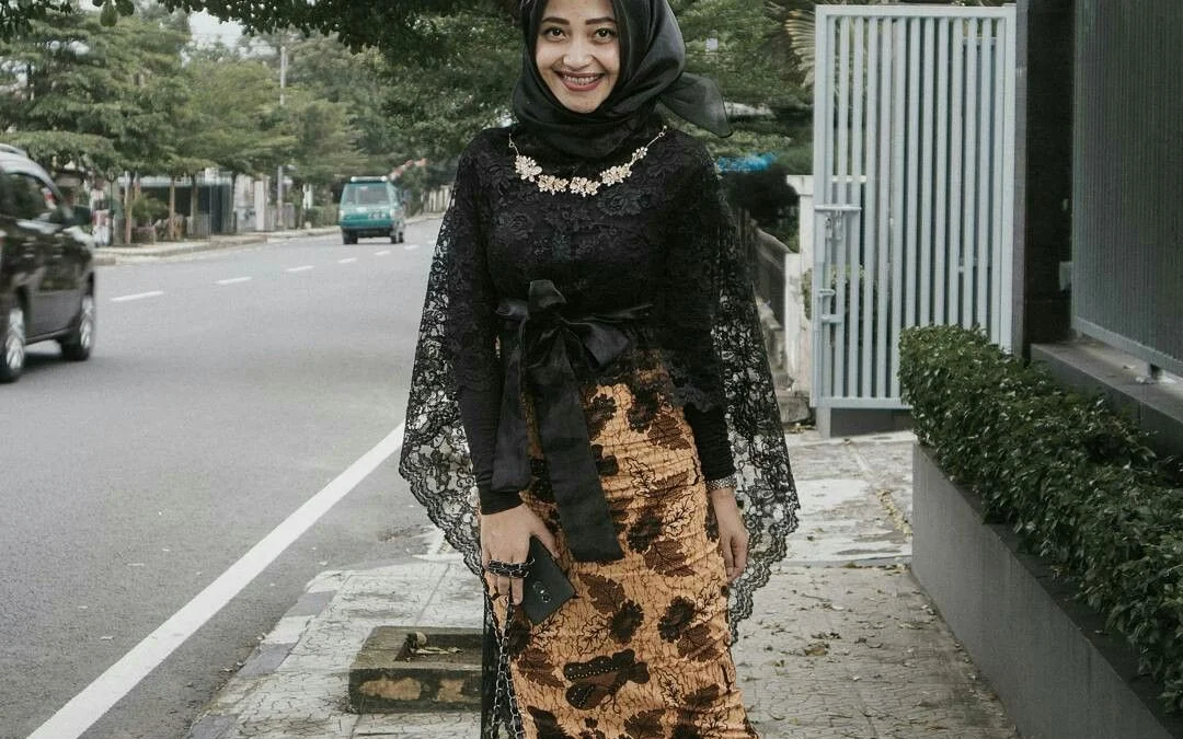 Jilbab yang Cocok untuk Kebaya Hitam Apa Ya? Legoo Cek Sini Biar Keliatan Elegan!