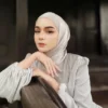 Kerudung Silver Jadi Warna Jilbab yang Trend, Kombinasi Warna Baju yang Cocok Dengan Kerdung Silver!