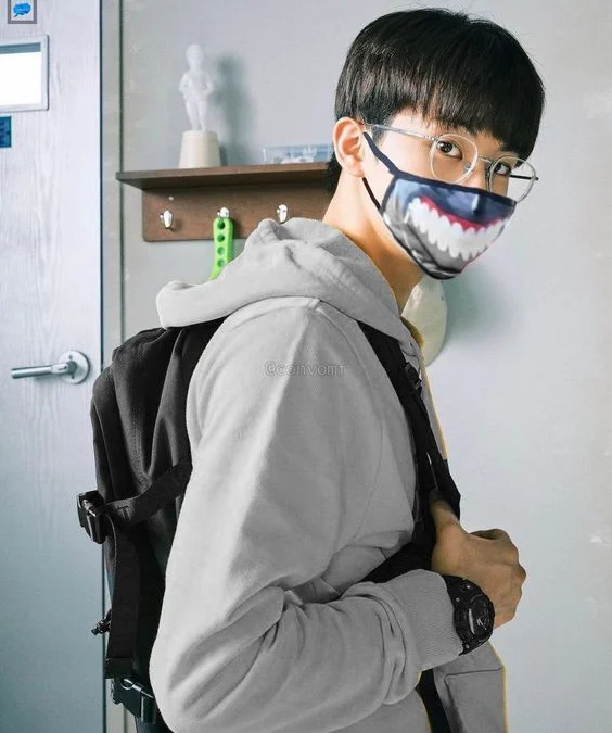 Penggemar K-Pop dan Wibu Sedang Berbahagia Ada Apa Nih?