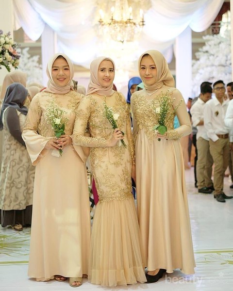 5 Rekomendasi Jilbab yang Cocok dengan Kebaya Warna Gold!