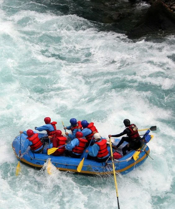 Wisata Air Terjun dan Arung Jeram di Sungai Sumedang: Menggapai Keseruan Berlimpah!