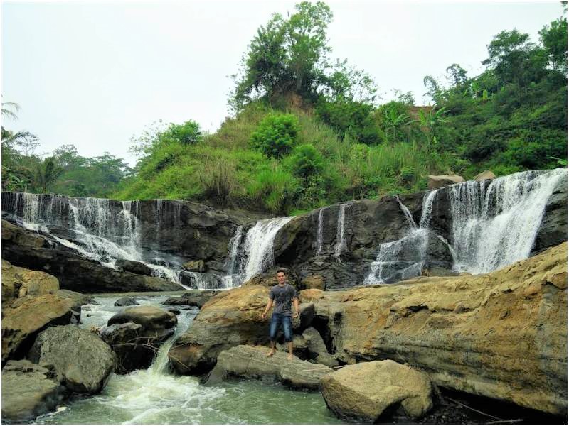 Pesona Keindahan Alam Curug Buhud, Wisata Alam di Sumedang Bak Miniatur Air Terjun Niagara