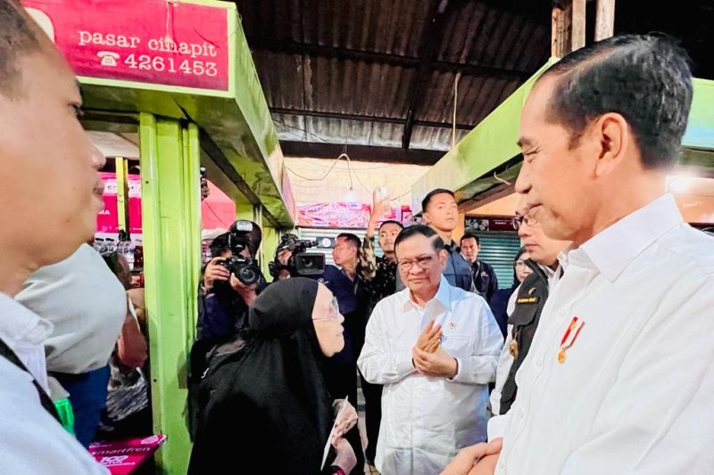 Kunjungi Warung Bu Eha di Pasar Cihapit, Presiden Jokowi Dapat Cerita Menarik