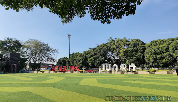 Mengelilingi Kota Bandung Sambil Menjaga Kelestarian Lingkungan Dengan Motor Listrik Subsidi Pemerintah, Wahh Murah Banget Lho!