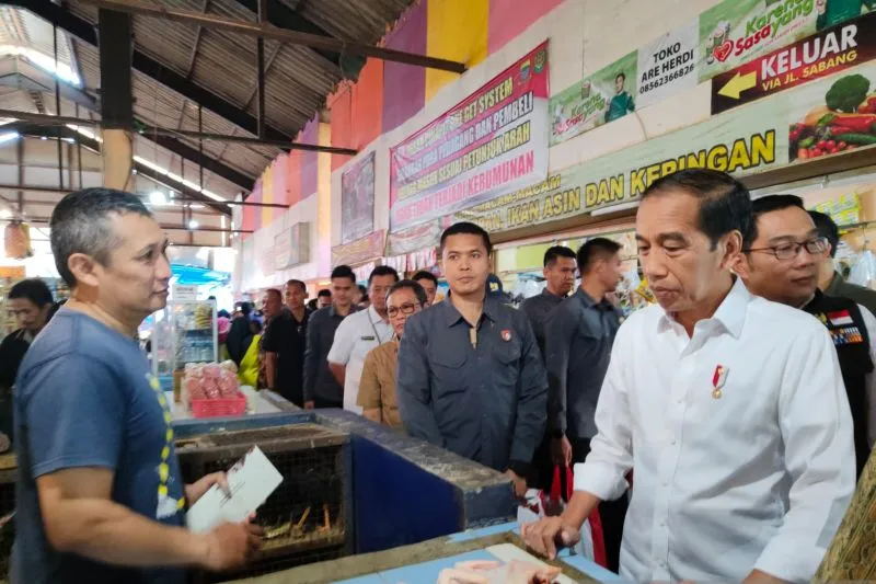 Tinjau Pasar Cihapit Bandung, Presiden Jokowi Serahkan BLT untuk Pedagang